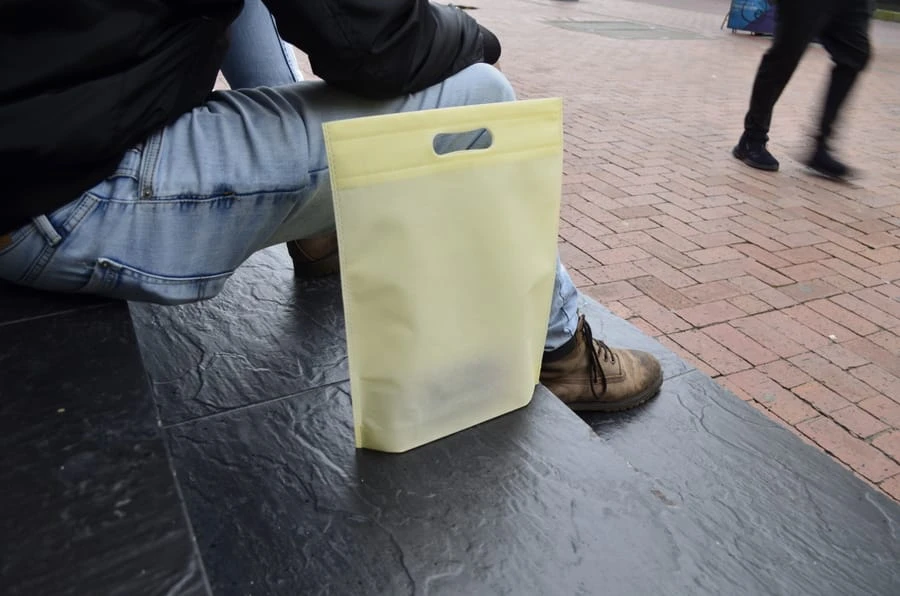Air Bag amarilla sobre una banca