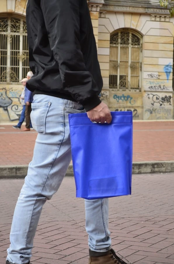 Air Bag azul llevada en la mano