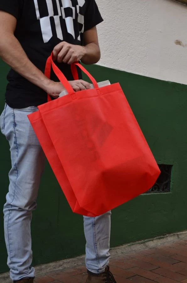 Multi Bag naranja de la línea Emprende, en uso