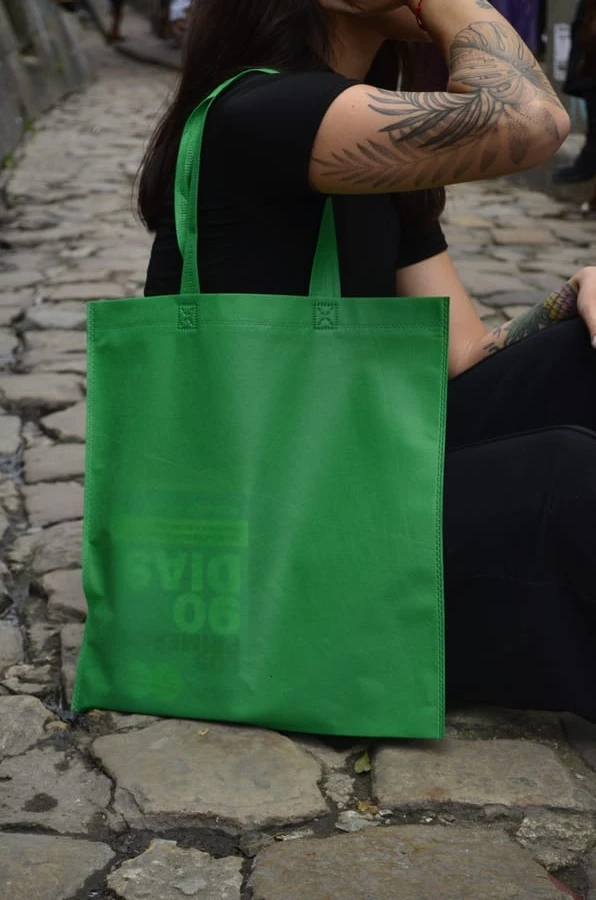 Tote Bag verde de la línea Emprende, en uso