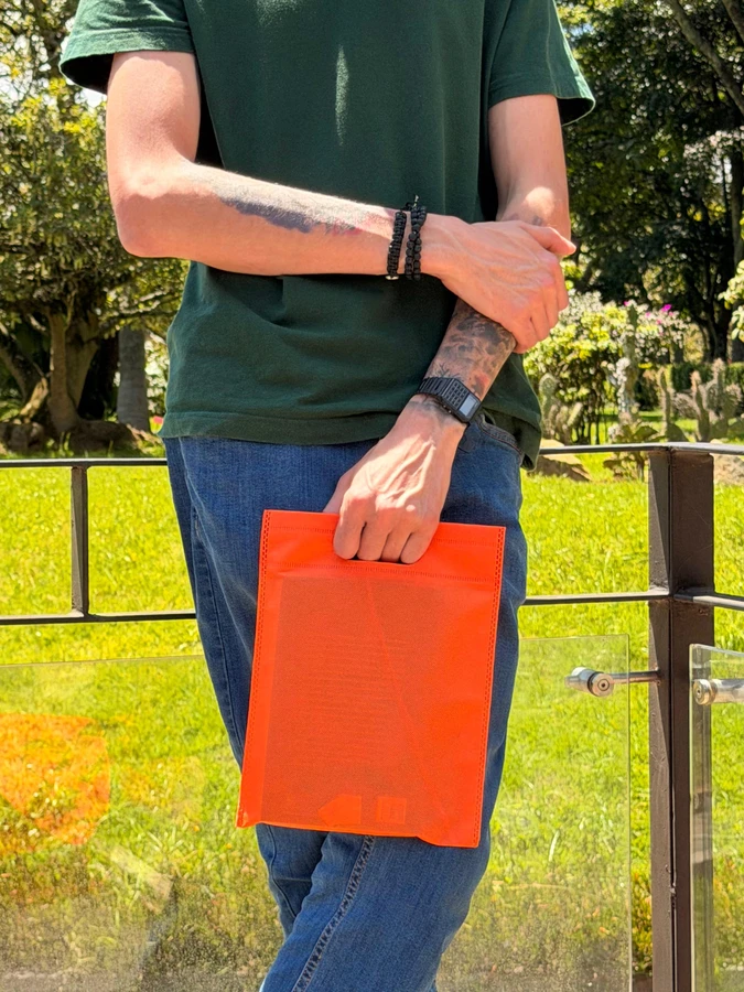 Tiny Bag naranja de la línea Emprende, en uso